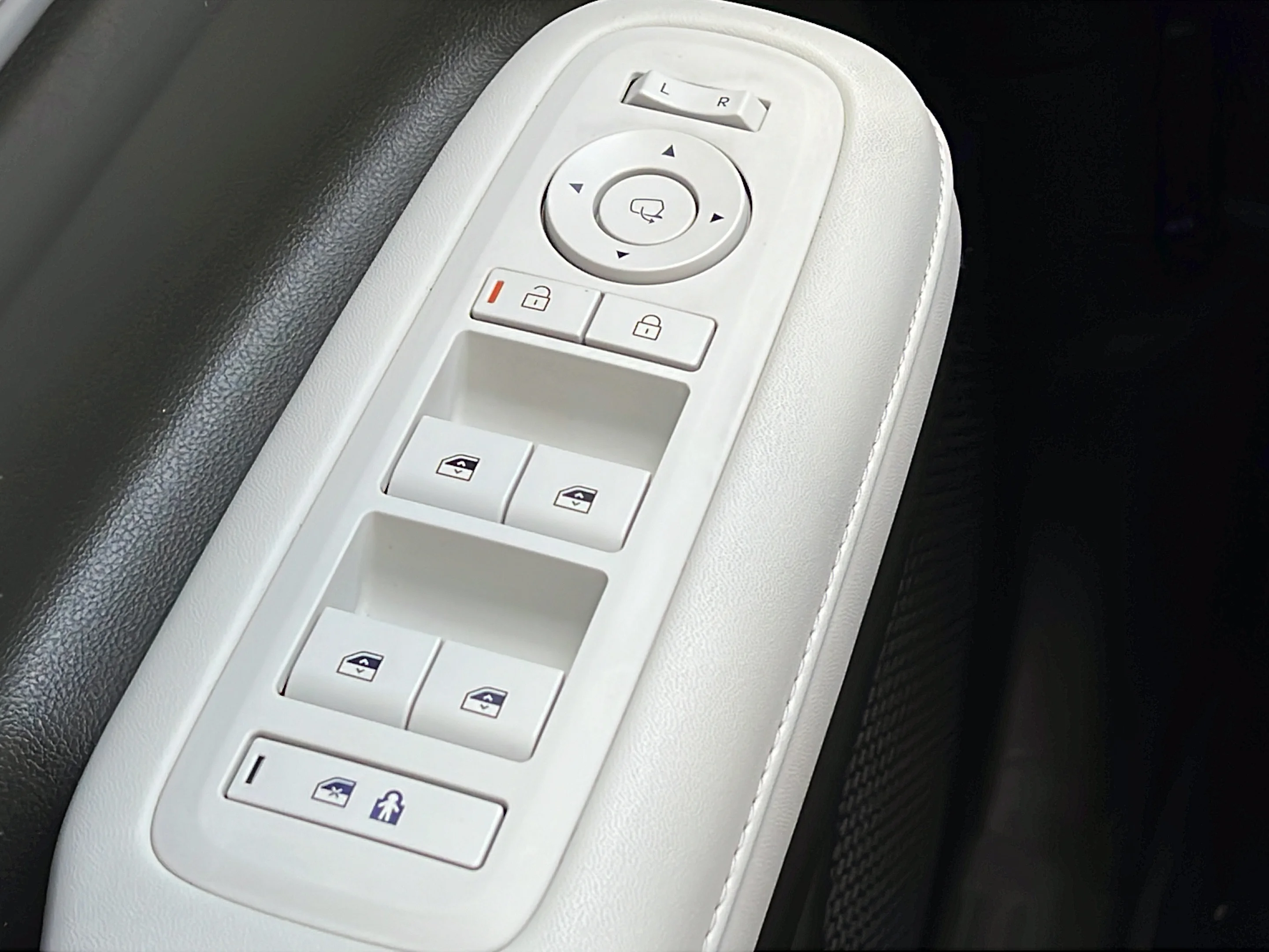 Used 2024 Serenity White Hyundai Calligraphy image 21