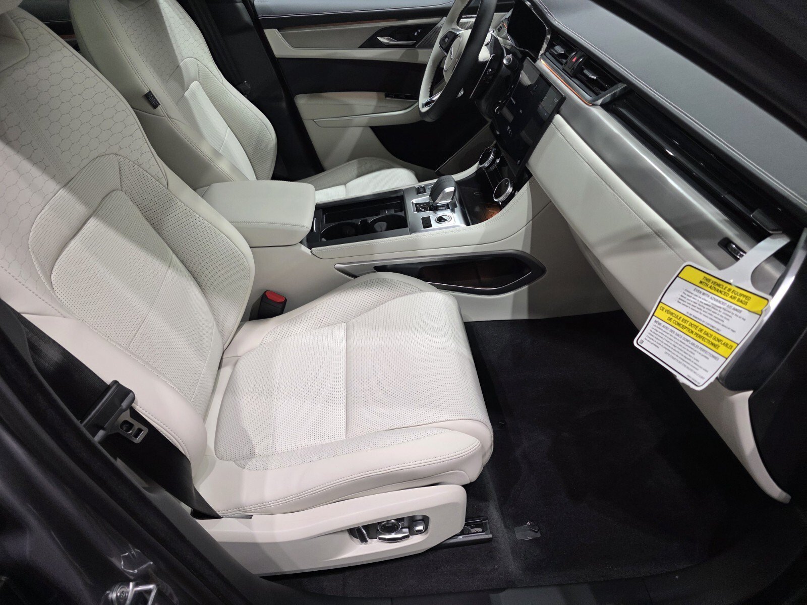 New 2026 Eiger Grey JAGUAR P250 R-DYNAMIC S image 19