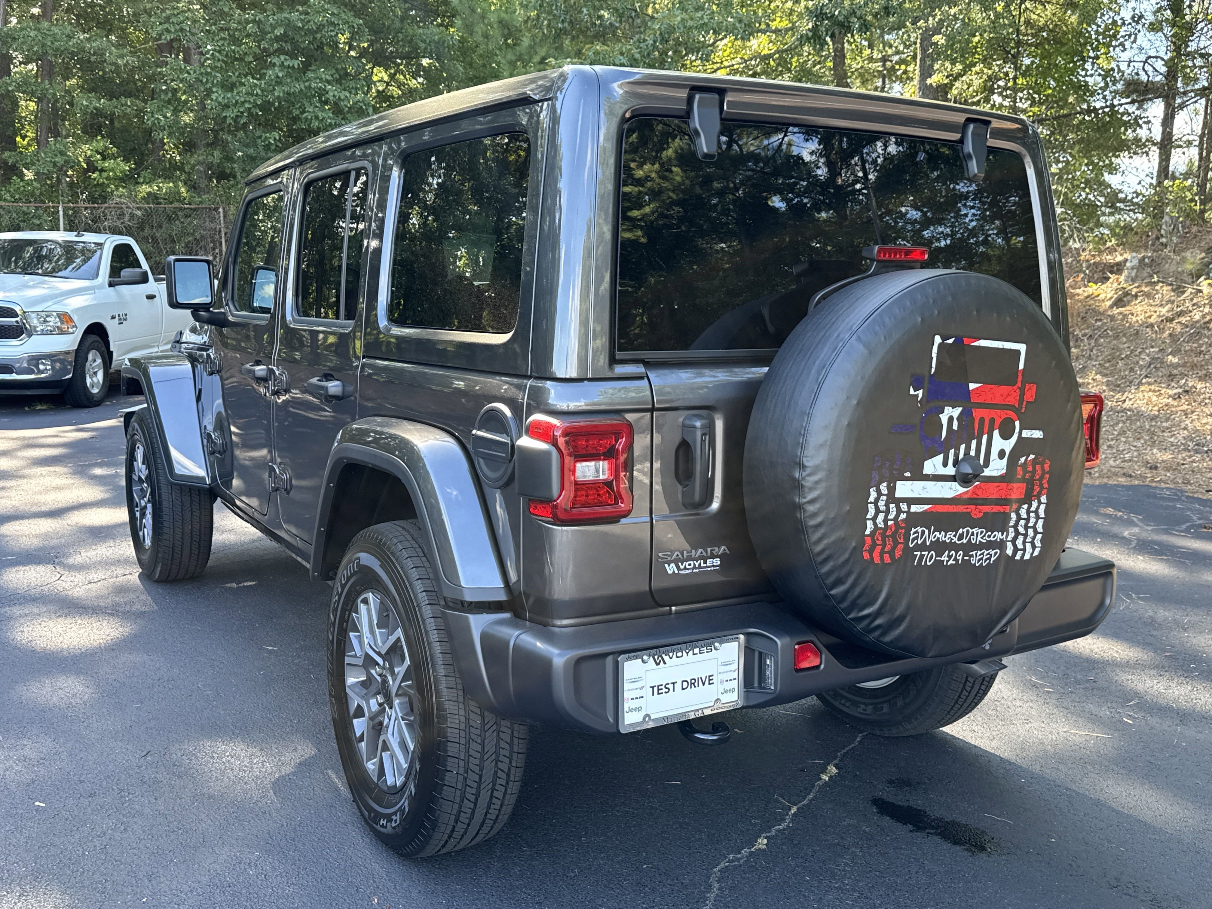 New 2025 Granite Crystal Metallic Clear-Coat Exterior Paint Jeep Sahara image 6