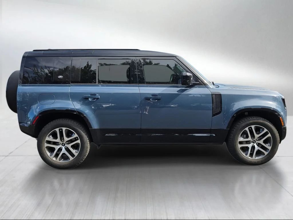 Used 2024 Tasman Blue Metallic Land Rover X-Dynamic SE image 2