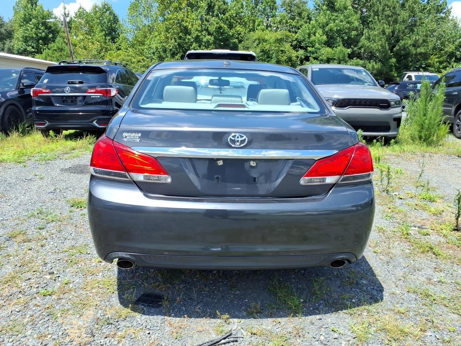 Used 2011 CLASSIC SILVER METALLIC TOYOTA LIMI image 11
