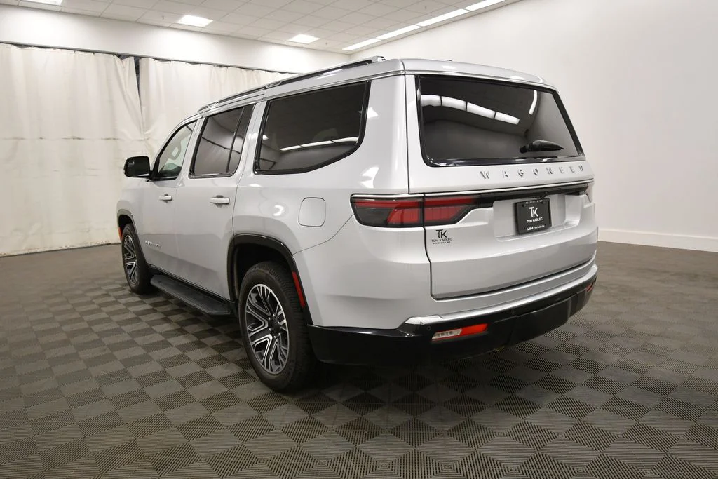 Used 2024 Silver Jeep Base image 5