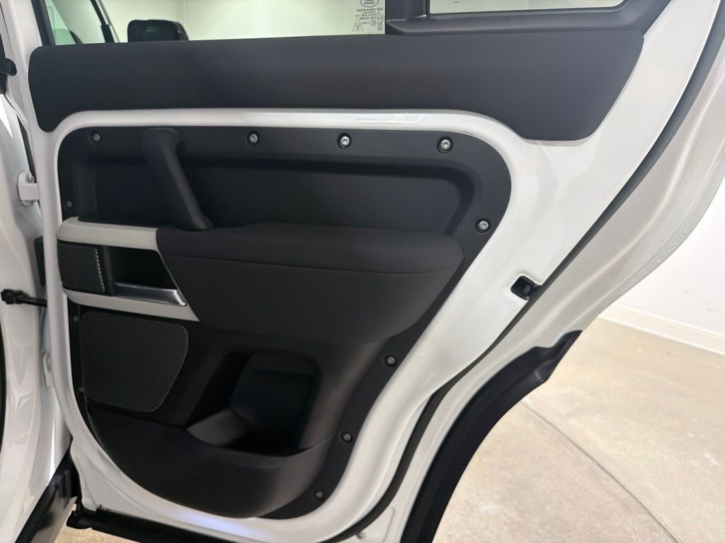 Used 2023 Fuji White Land Rover SE image 26