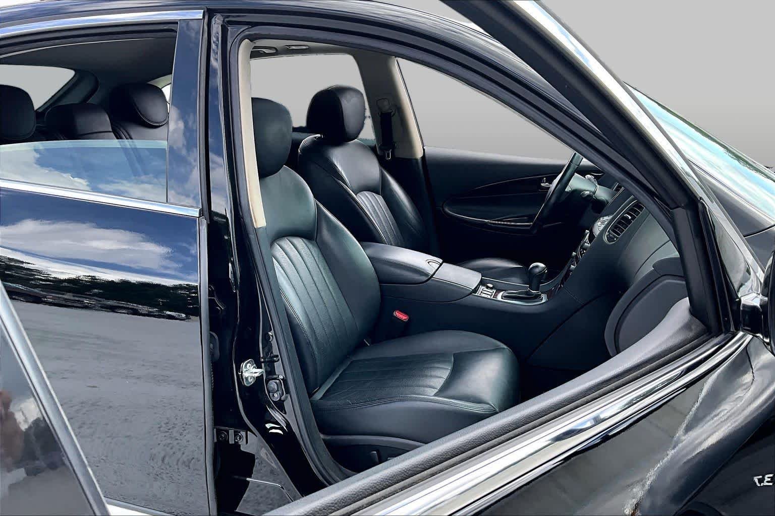 Used 2017 Black Obsidian INFINITI  image 9