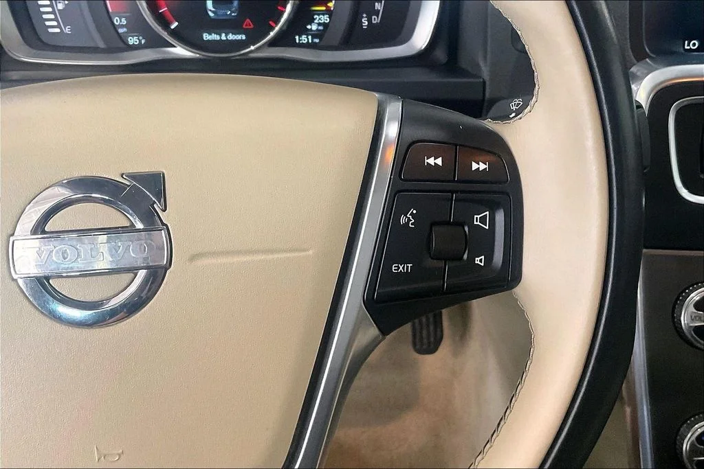 Used 2015 Blue Volvo T5 Premier image 19