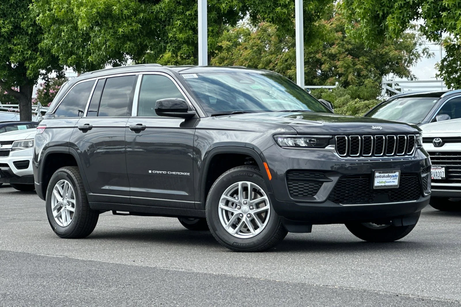 <h3>NEW 2026 JEEP GRAND CHEROKEE LAREDO 4X4</h3>