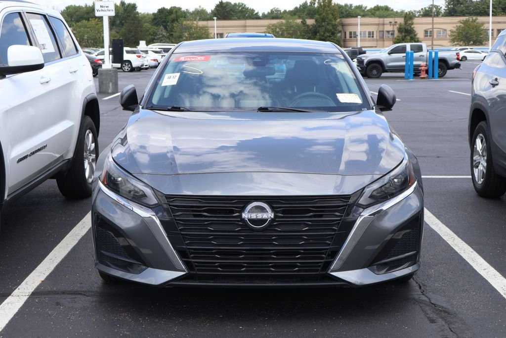 Used 2025 Gray Nissan SV FWD image 2