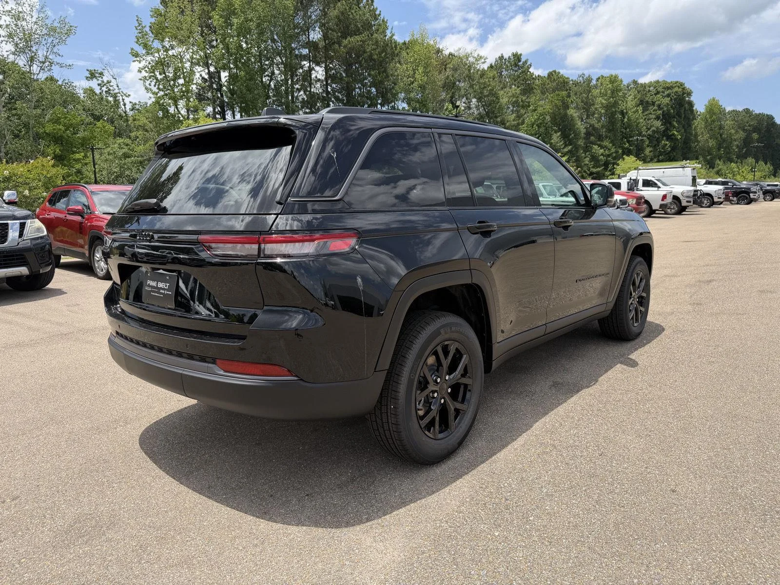 New 2026 Diamond Black Crystal Pearl-Coat Exterior Paint Jeep Laredo Altitude image 6