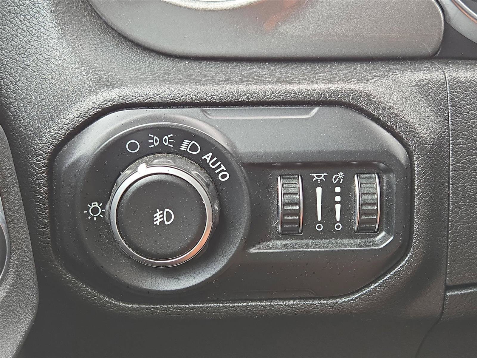Used 2020 Gray Jeep Sahara image 23
