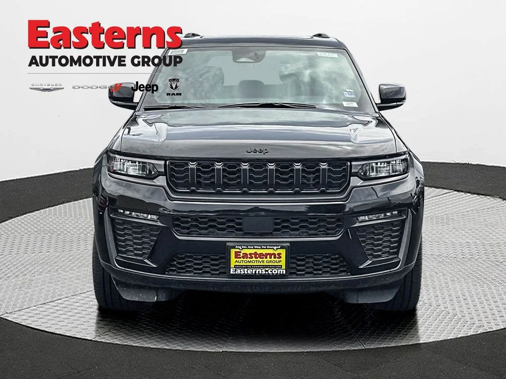 New 2026 Diamond Black Crystal Pearl-Coat Exterior Paint Jeep Limited image 3