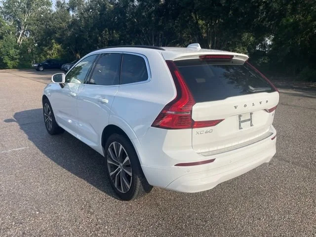 Used 2022 Ice White Volvo Momentum image 4
