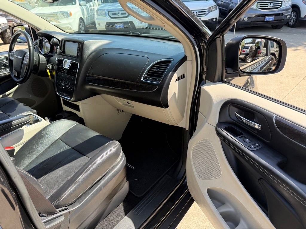 Used 2014 Brilliant Black Crystal Pearlcoat Chrysler Touring image 17