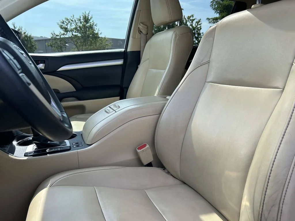 Used 2016 White Toyota XLE V6 image 23