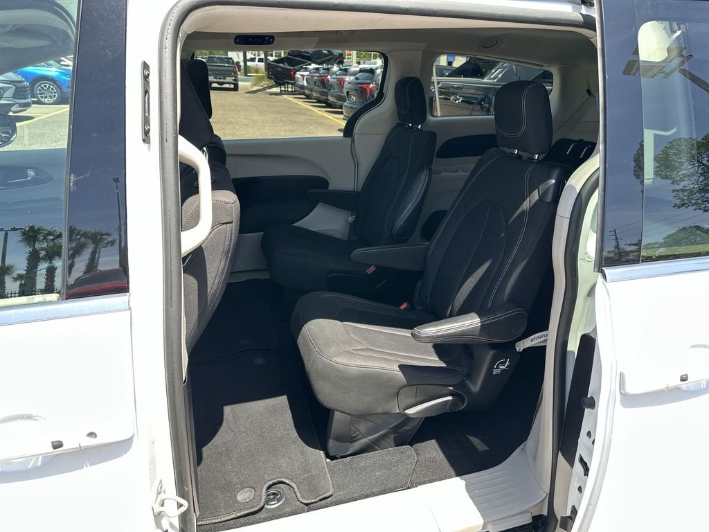 Used 2023 White Chrysler LX image 27