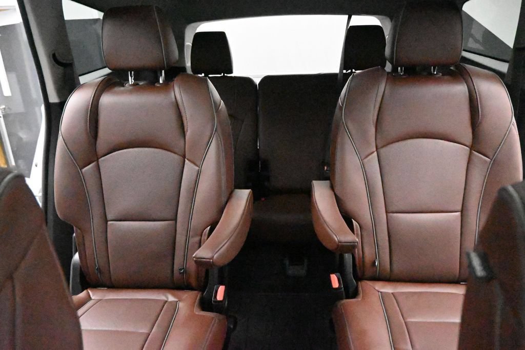 Used 2019 Includes Satin Nickel lower exterior accent color.) Buick Avenir image 15