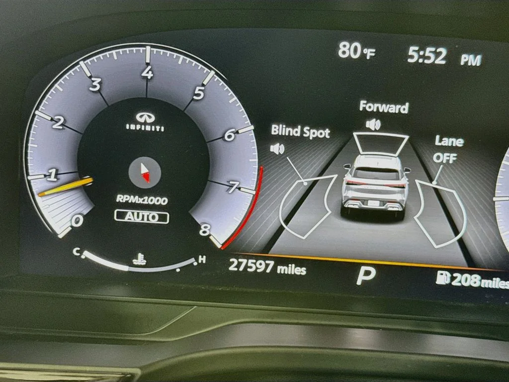 Certified Used 2023 Silver INFINITI LUXE image 17