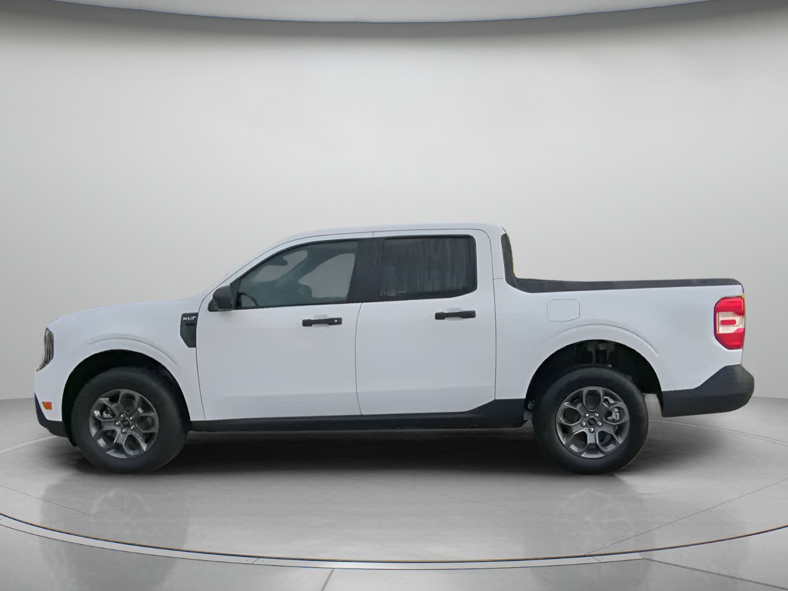 New 2026 Oxford White Ford XLT image 14