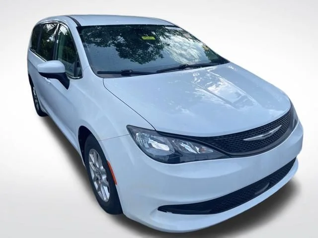 2023 Chrysler Voyager LX's photo