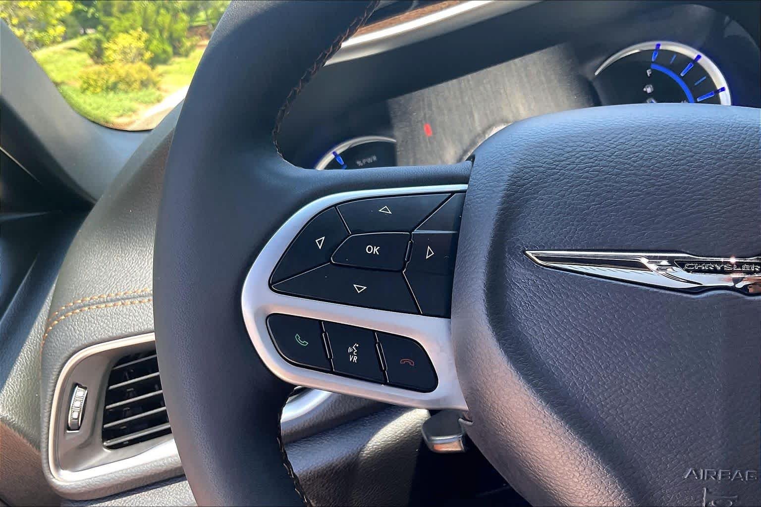 Used 2023 Ceramic Gray Clearcoat Chrysler Hybrid Pinnacle image 25