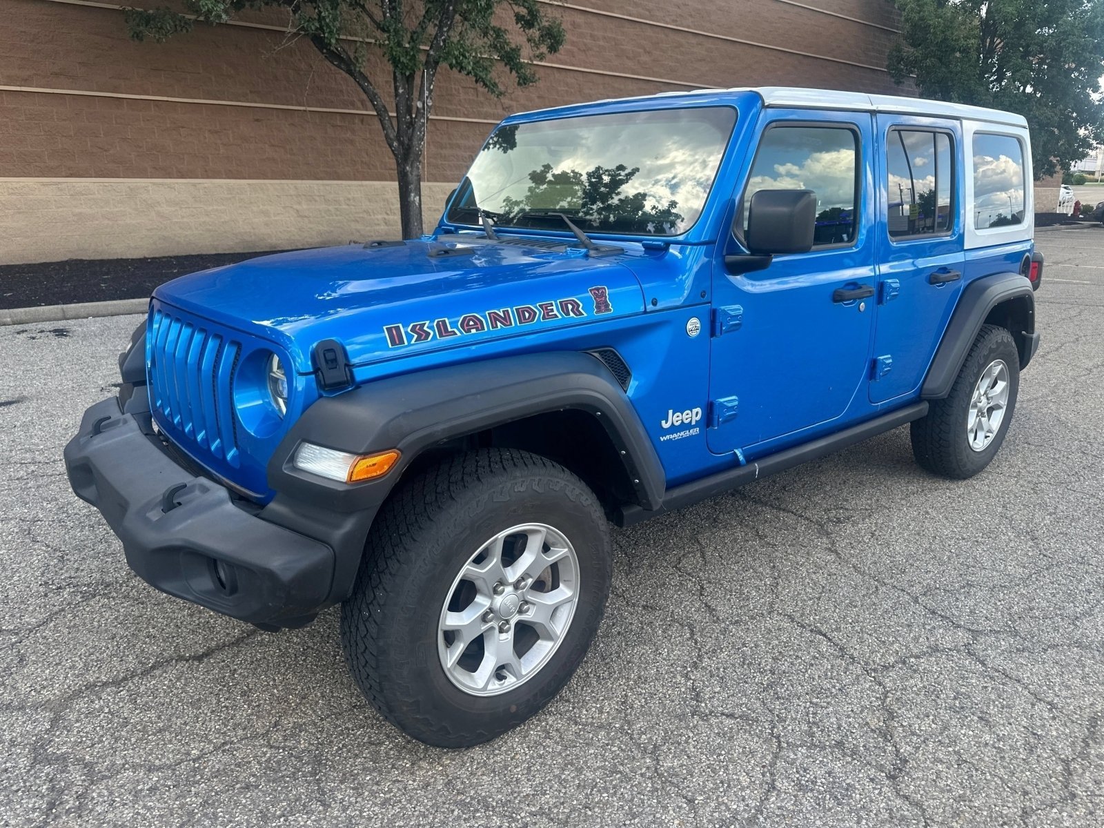 Used 2021 Hydro Blue Pearlcoat Jeep Unlimited Islander image 12