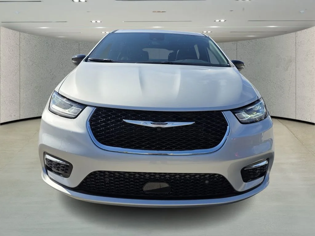 New 2026 Silver Mist Clear-Coat Exterior Paint Chrysler Limited image 2
