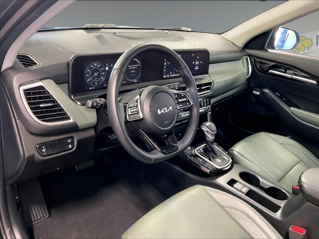 Used 2024 Fusion Black Kia SX image 8