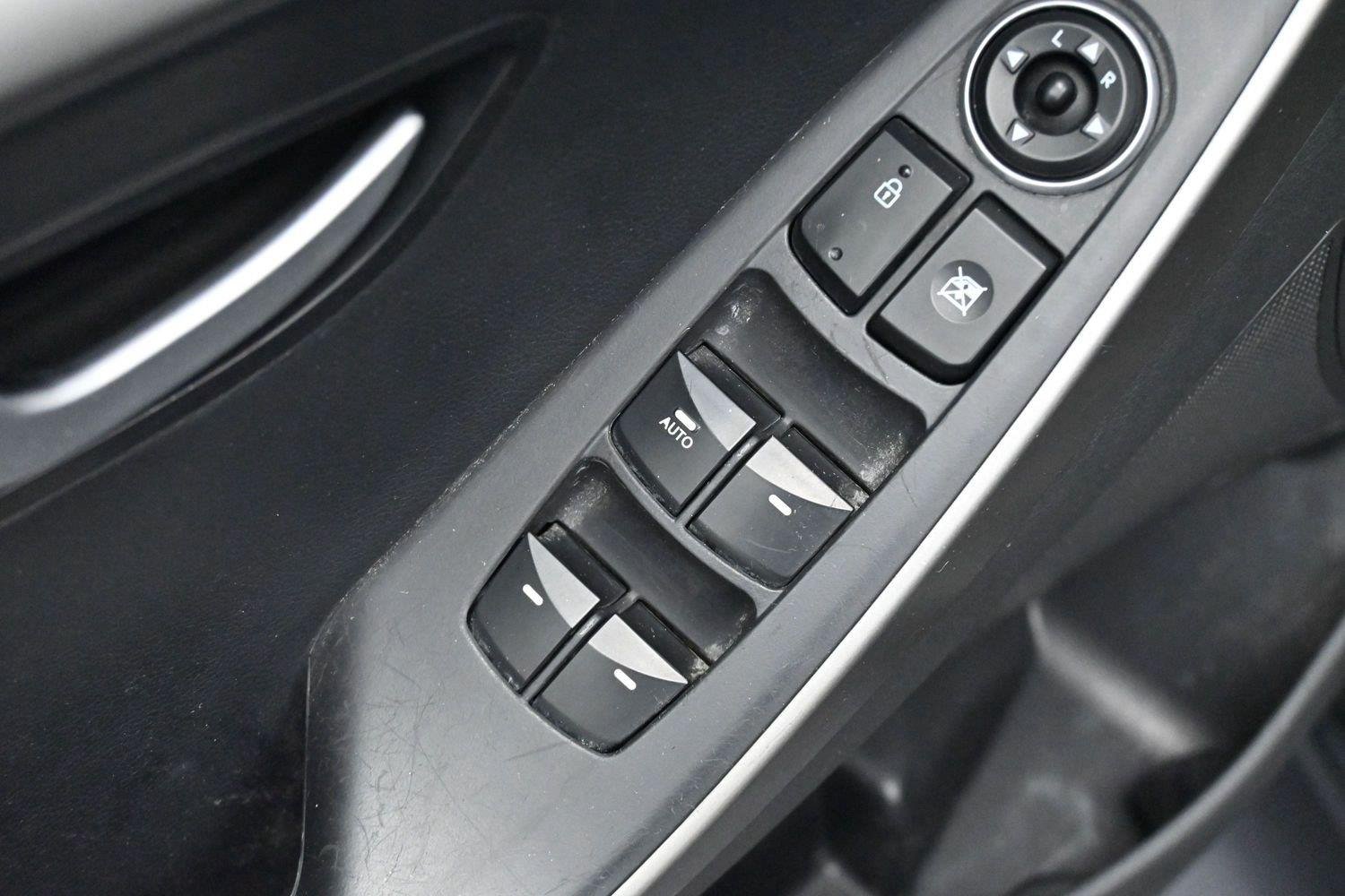 Used 2013 Black Noir Pearl Hyundai 5dr HB Auto PZEV image 11