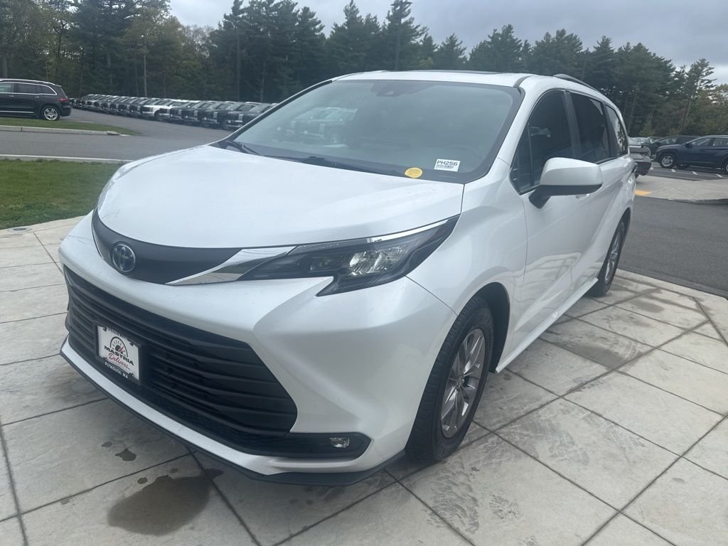 Used 2025 Beige Toyota XLE image 3