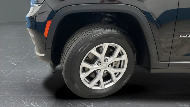 Used 2022 Diamond Black Jeep Limited image 29