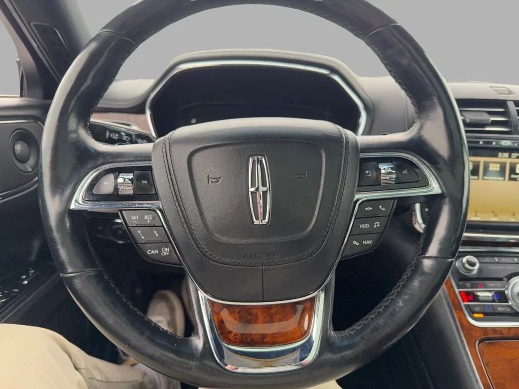 Used 2018 White Lincoln Reserve image 13