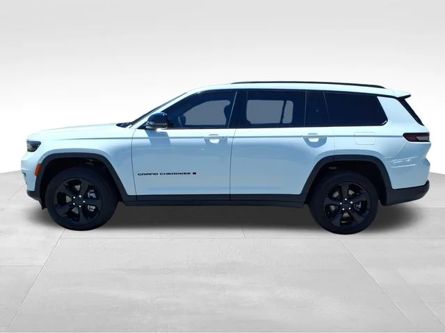Used 2025 White Jeep Limited image 4