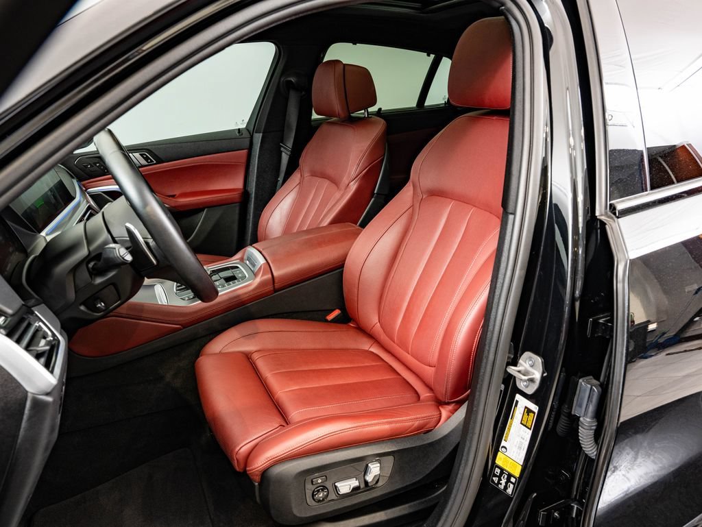 Used 2021 Black Sapphire Metallic BMW M50i image 23