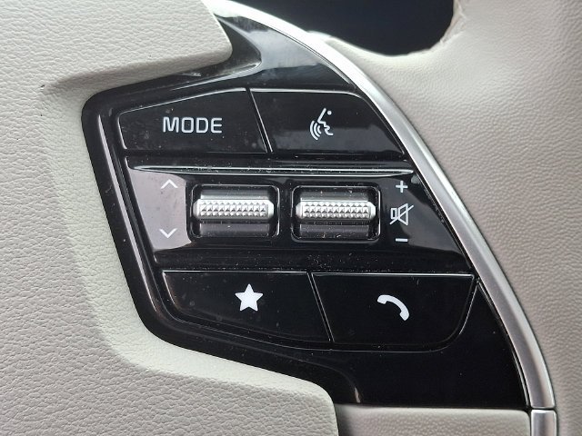 Used 2023 White Kia Wave image 24