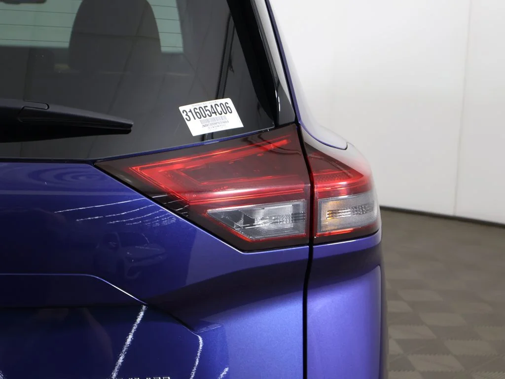 Used 2023  Nissan Platinum image 18