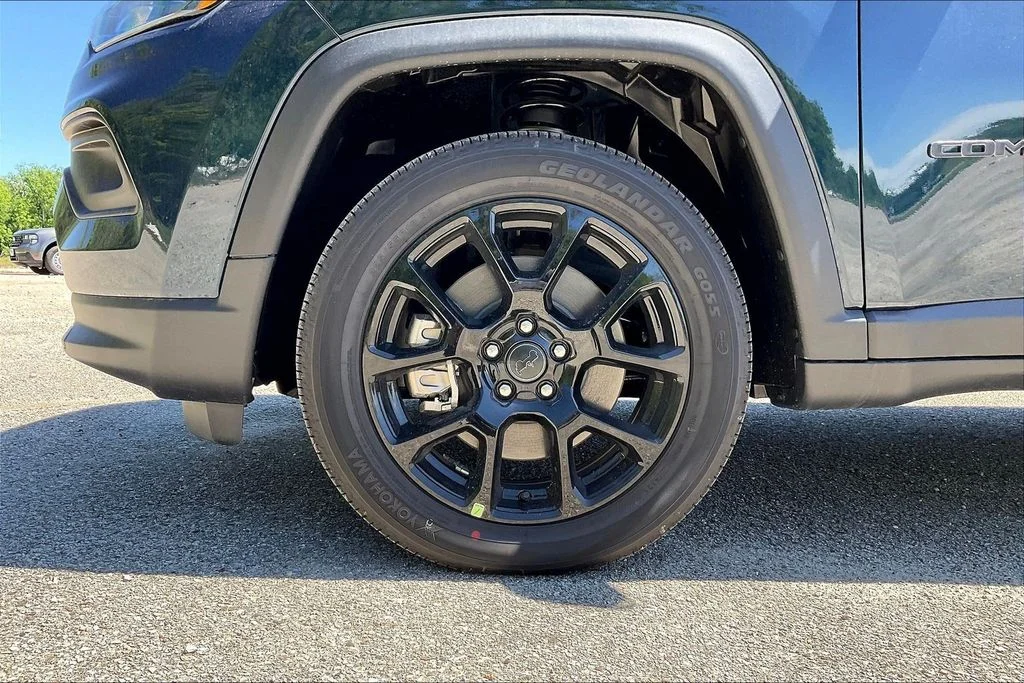 New 2026 Fathom Blue Pearl-Coat Exterior Paint Jeep Latitude image 10