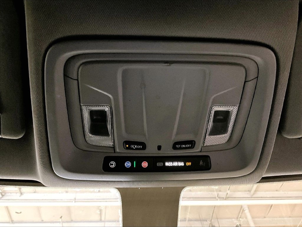 Used 2022 White GMC SLE image 22