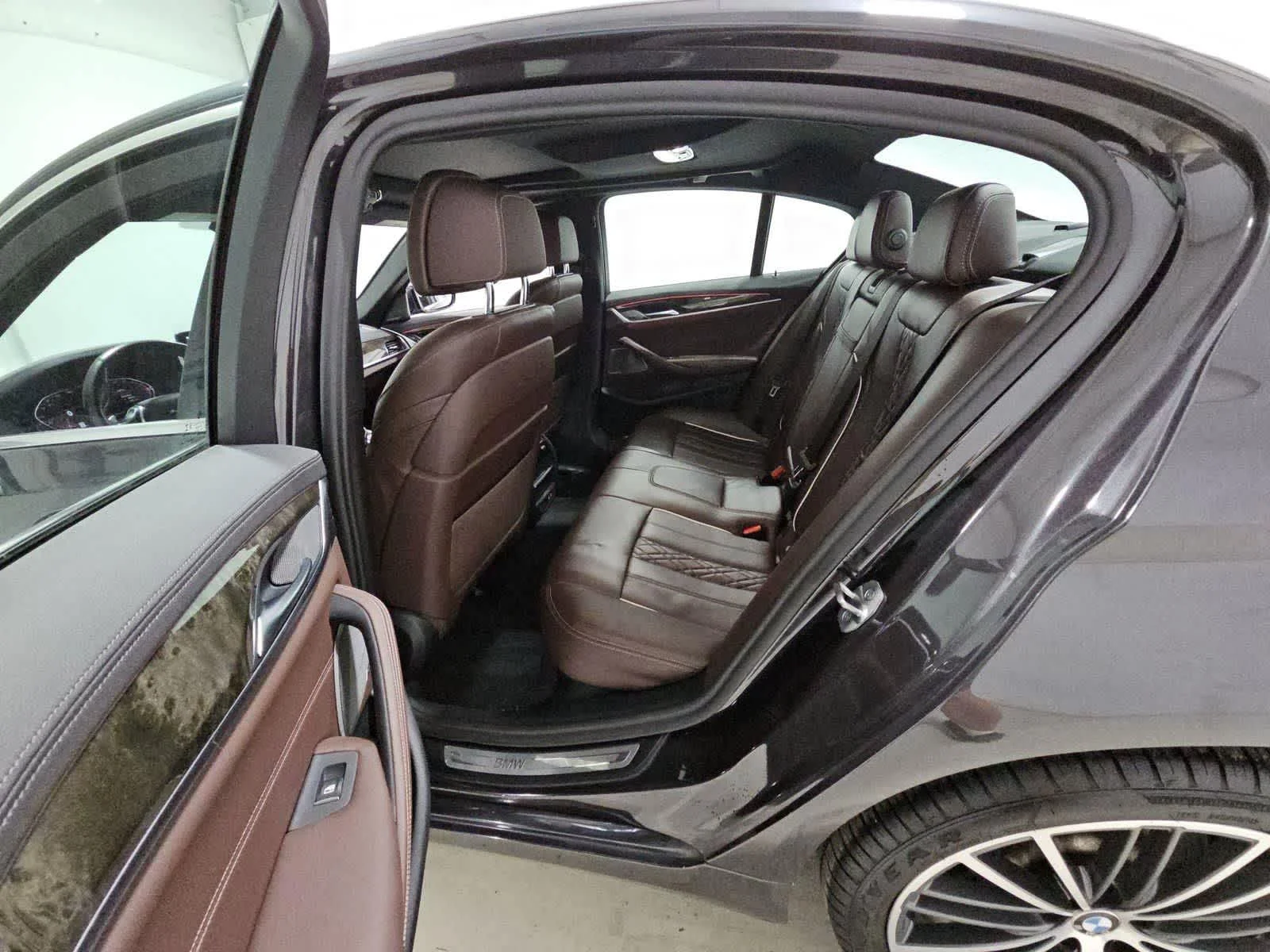 Used 2022 Dark Graphite Metallic BMW 540i xDrive image 11