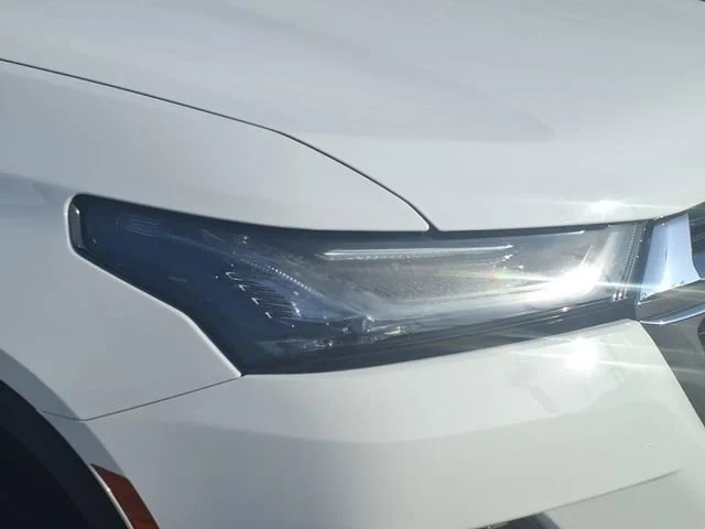 Used 2023 Summit White Chevrolet LT Cloth image 2