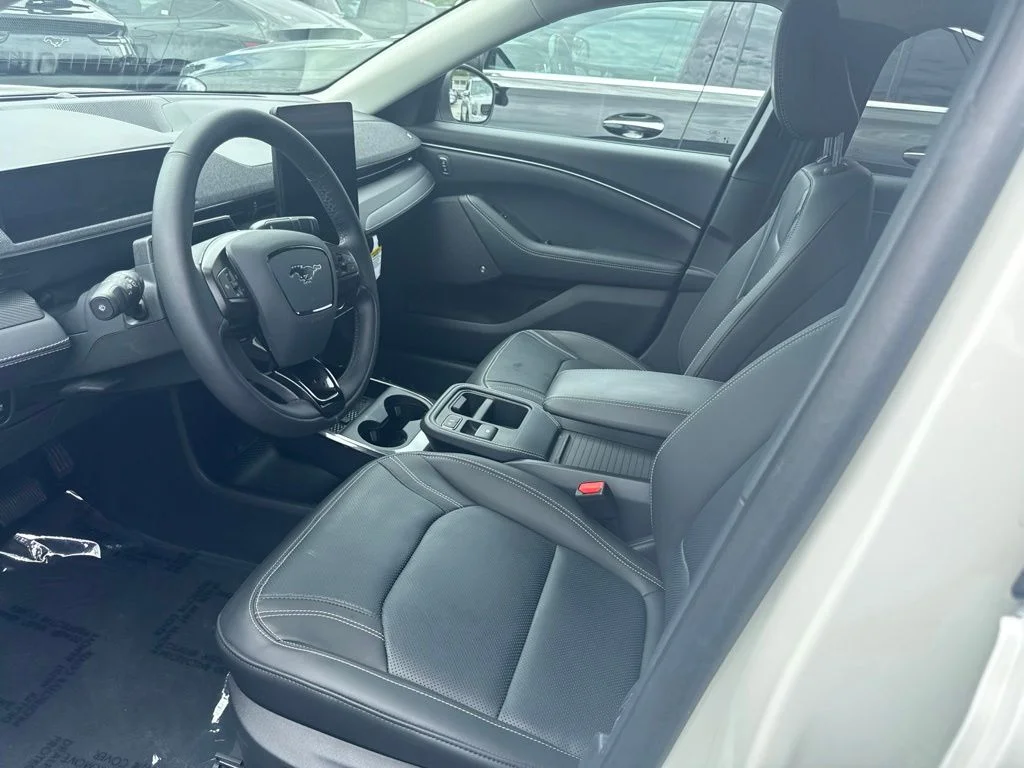 Used 2025 White Ford Premium image 3