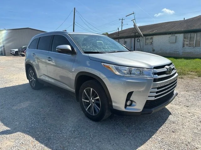 Used 2019 Silver Toyota XLE image 1
