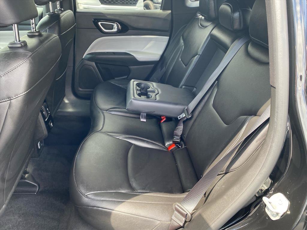 Used 2025 Diamond Black Crystal Pearlcoat Jeep Limited image 24