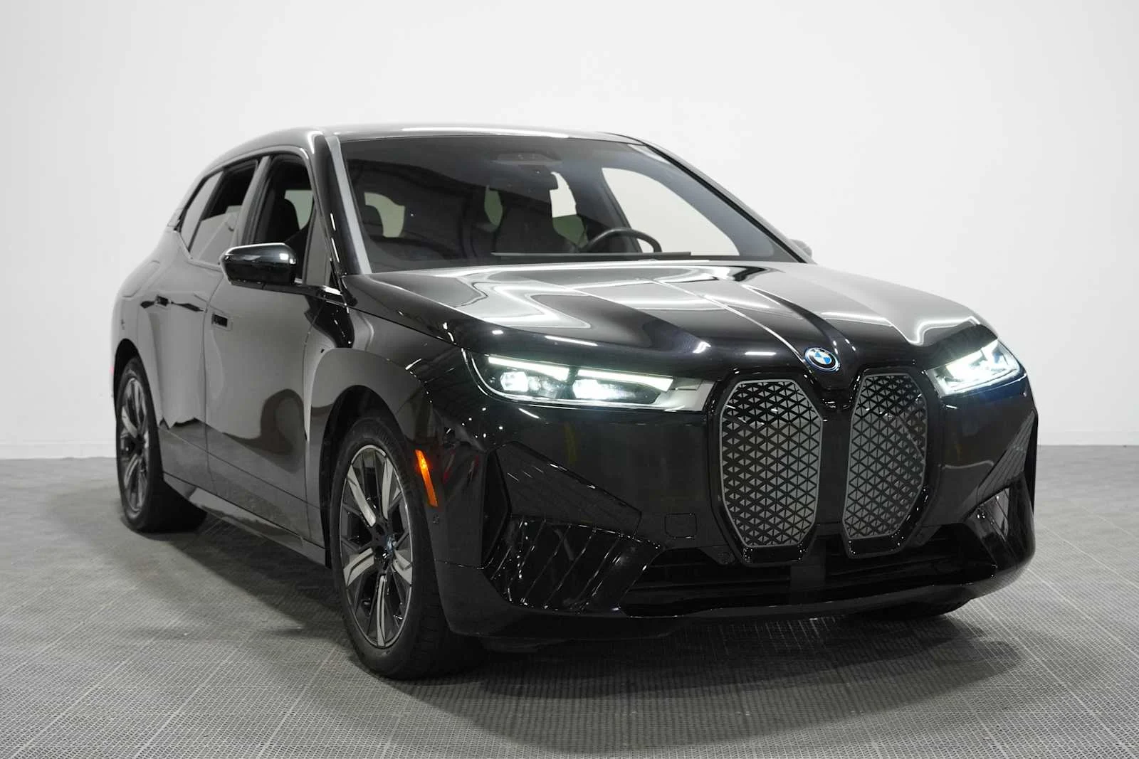 Certified Used 2023 Black Sapphire Metallic BMW xDrive50 image 3
