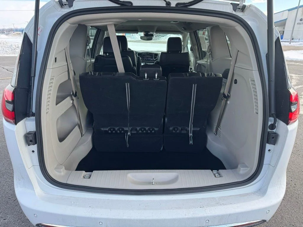 2024 Chrysler Pacifica Touring L - Photo 11