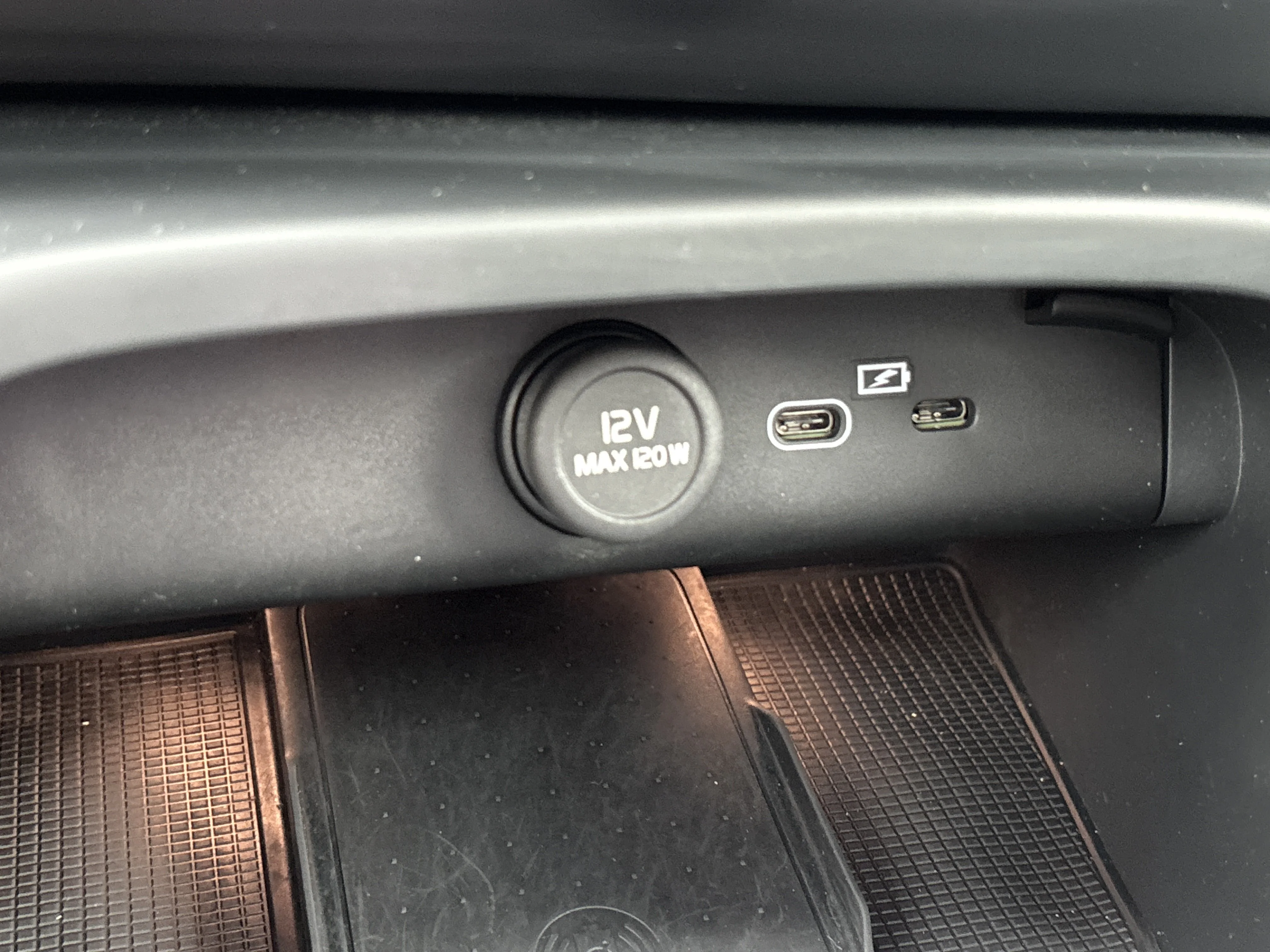 Used 2024 Onyx Black Metallic Volvo B5 AWD Plus Bright Theme image 37