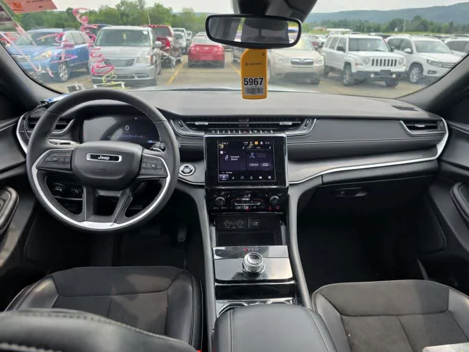 Used 2023 Silver Zynith Jeep Altitude image 5