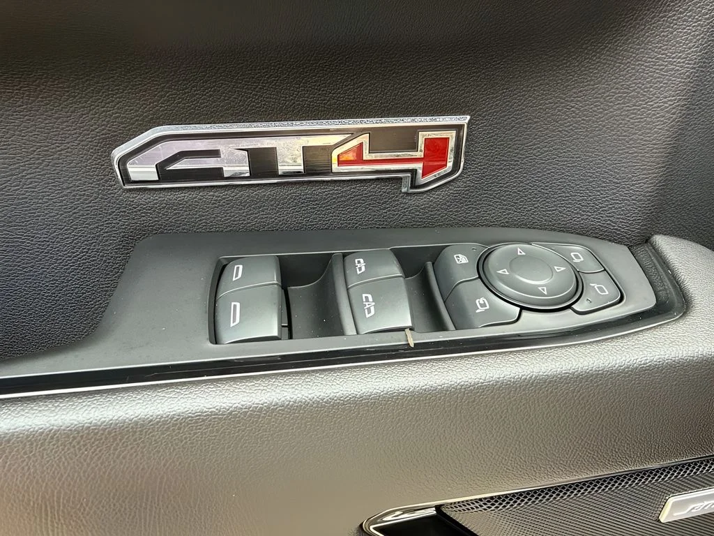 Used 2022 White GMC AT4 image 28