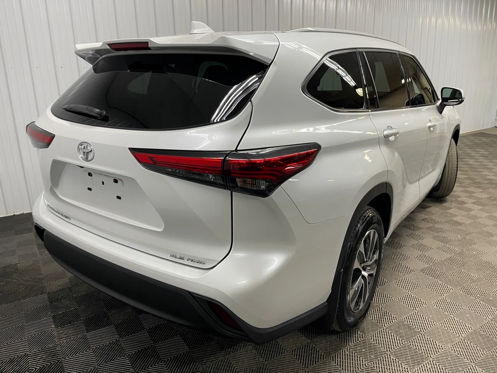 Used 2022 Beige Toyota XLE image 10