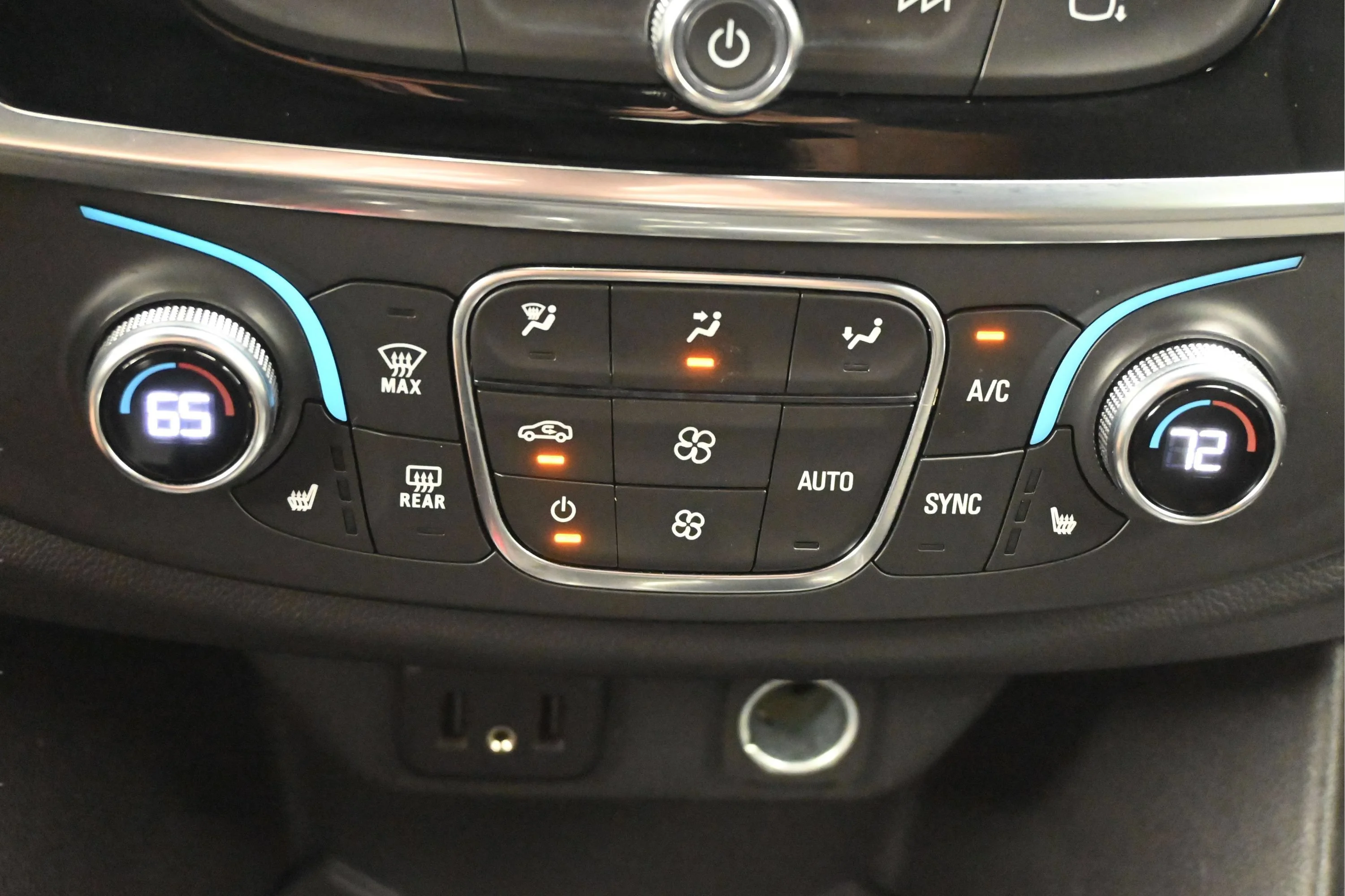 Used 2023 Mosaic Black Metallic Chevrolet LT Cloth image 19