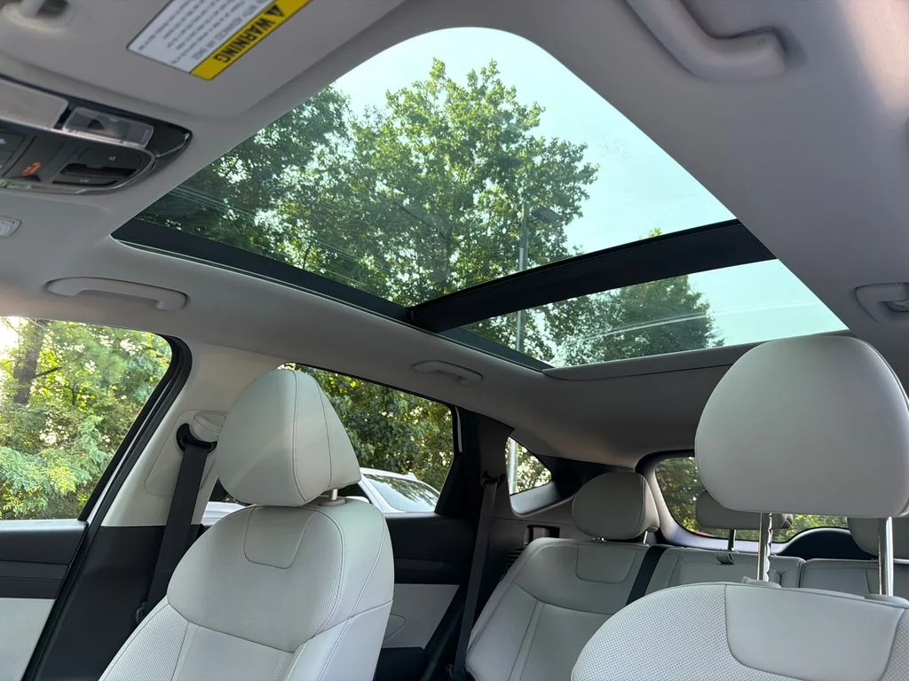 Used 2025 White Hyundai SEL Convenience image 32