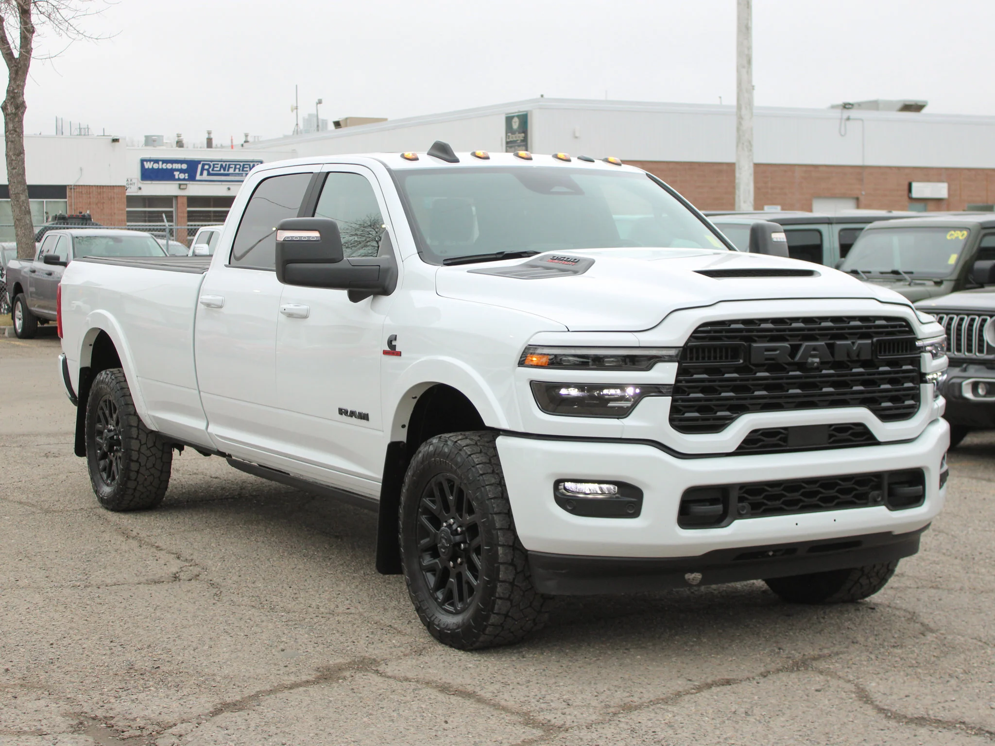 Certified Used 2025 White RAM Limited * Cummins Diesel | 5th Wheel & Gooseneck | Adaptive Cruise | Apple CarPlay | Tonneau Cover image 9